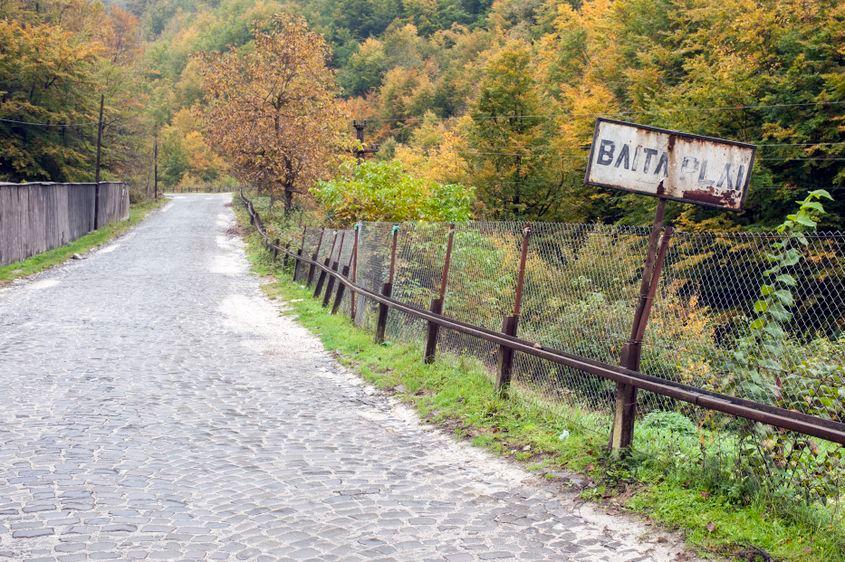 Intrarea în colonia Băița Plai