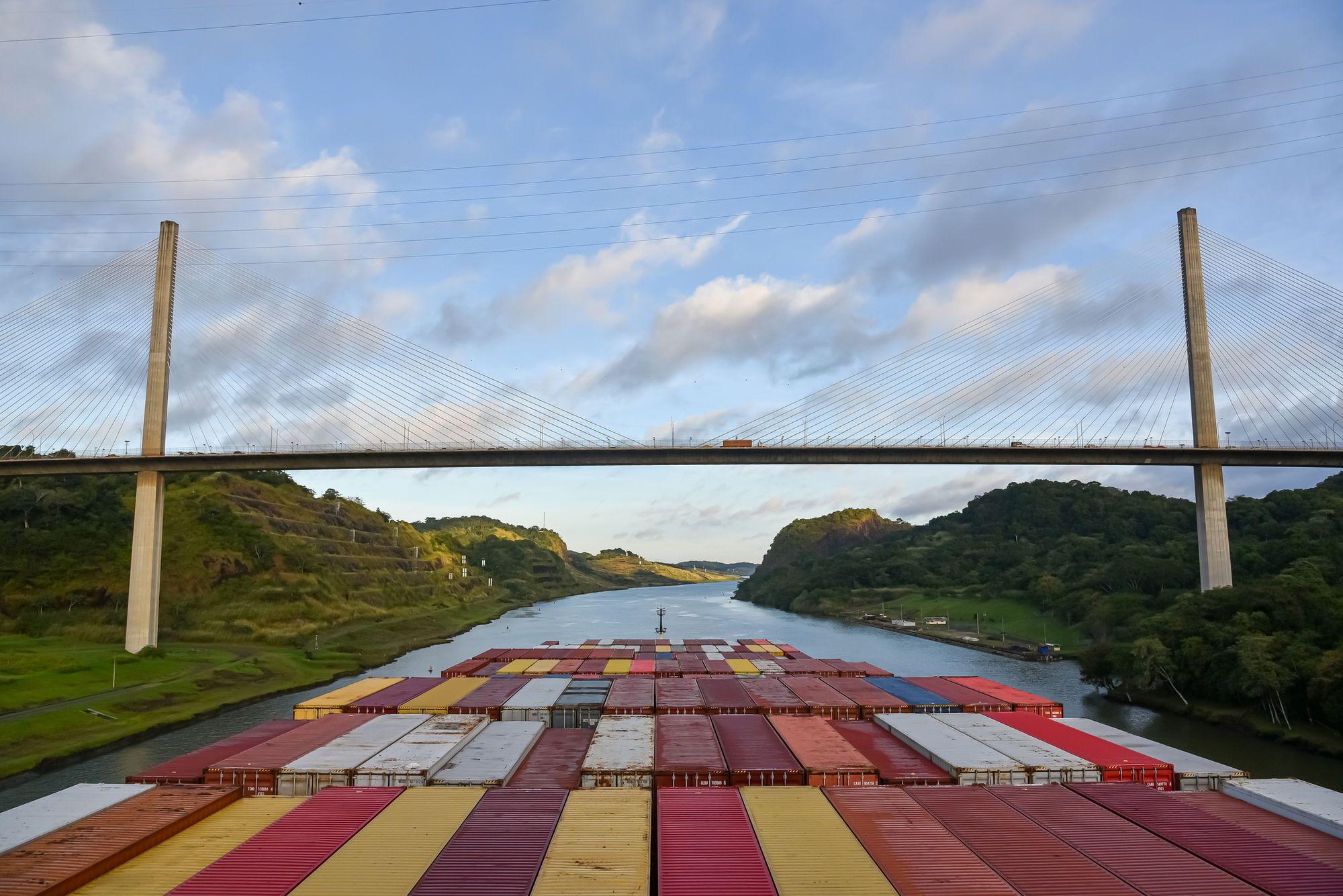 Navele container abia mai încap pe canalul Panama. Foto: Mariusz Bugno | Dreamstime.com