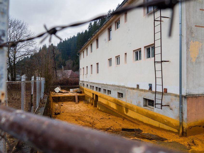 Clădire administrativă lăsată în paragină, la gura minei Băiuț. Foto: Raul Ștef