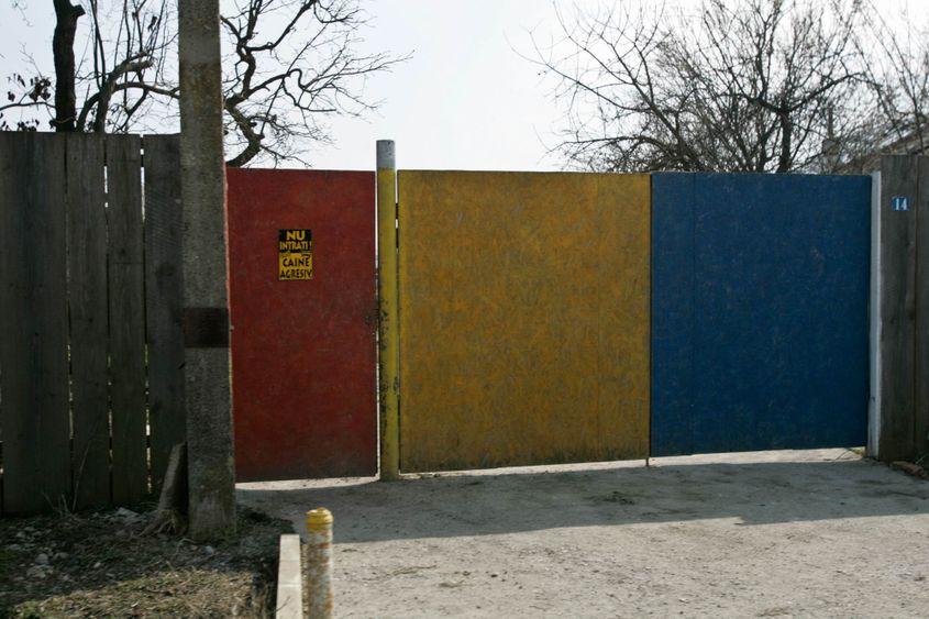 Gardul unei case din satul Chirculești, județul Giurgiu. Foto: Lucian Muntean.