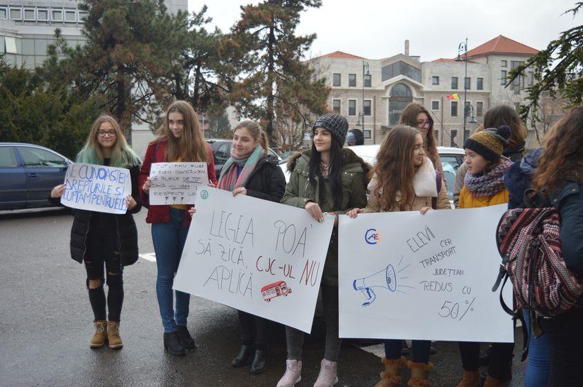 În ianuarie 2019, membrii AEC au protestat în fața sediului Consiliului Județean Constanța, care refuză să le acorde elevilor reducerea de 50% prevăzută de lege pentru transportul județean. Foto: Arhiva AEC
