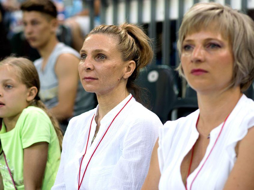 Daniela Silivaș (în centru) a asistat la Campionatul Național de gimnastică, alături de Luciana, fiica sa de 10 ani (în stânga). Foto: Raul Ştef