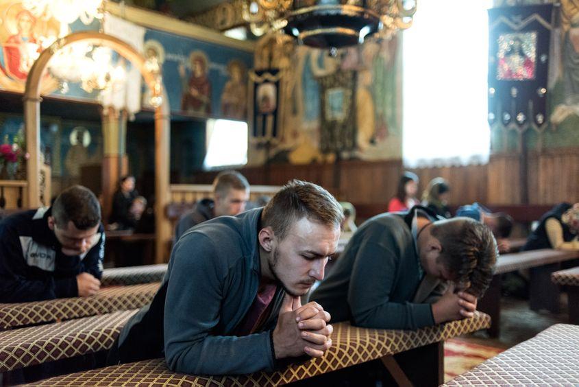 Vlad Neaga se roagă înainte să plece pe Drumul Niculii. Foto: Raul Ștef