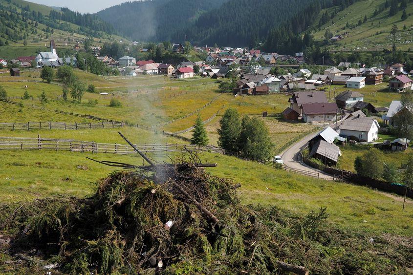 În dimineața de Sânziene, fumul persistă în aer, peste Cârlibaba.