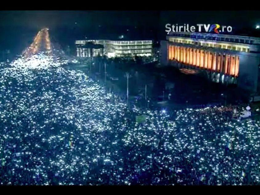 Apogeul protestelor: 5 februarie, ora 21, sute de mii de lumini se aprind în Piaţa Victoriei. Imagine: Ştirile TVR. 