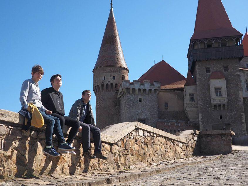 Campionii mondiali Răzvan Vîrtan, Andrei Lörinczi și Andrei Guțan, în fața Castelului de la Hunedoara. Fotografii de Voicu Bojan