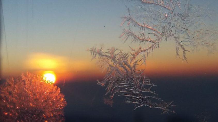 Apus cu flori de gheață, la stația meteorologică Omu. Foto: Radu Manta