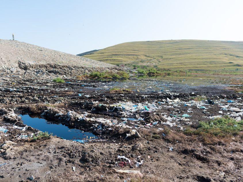 În toamna lui 2017, în aceeași zonă de la Pata Rât s-a format un lac toxic, din scurgerile provenite din groapa de gunoi. Foto: Raul Ștef