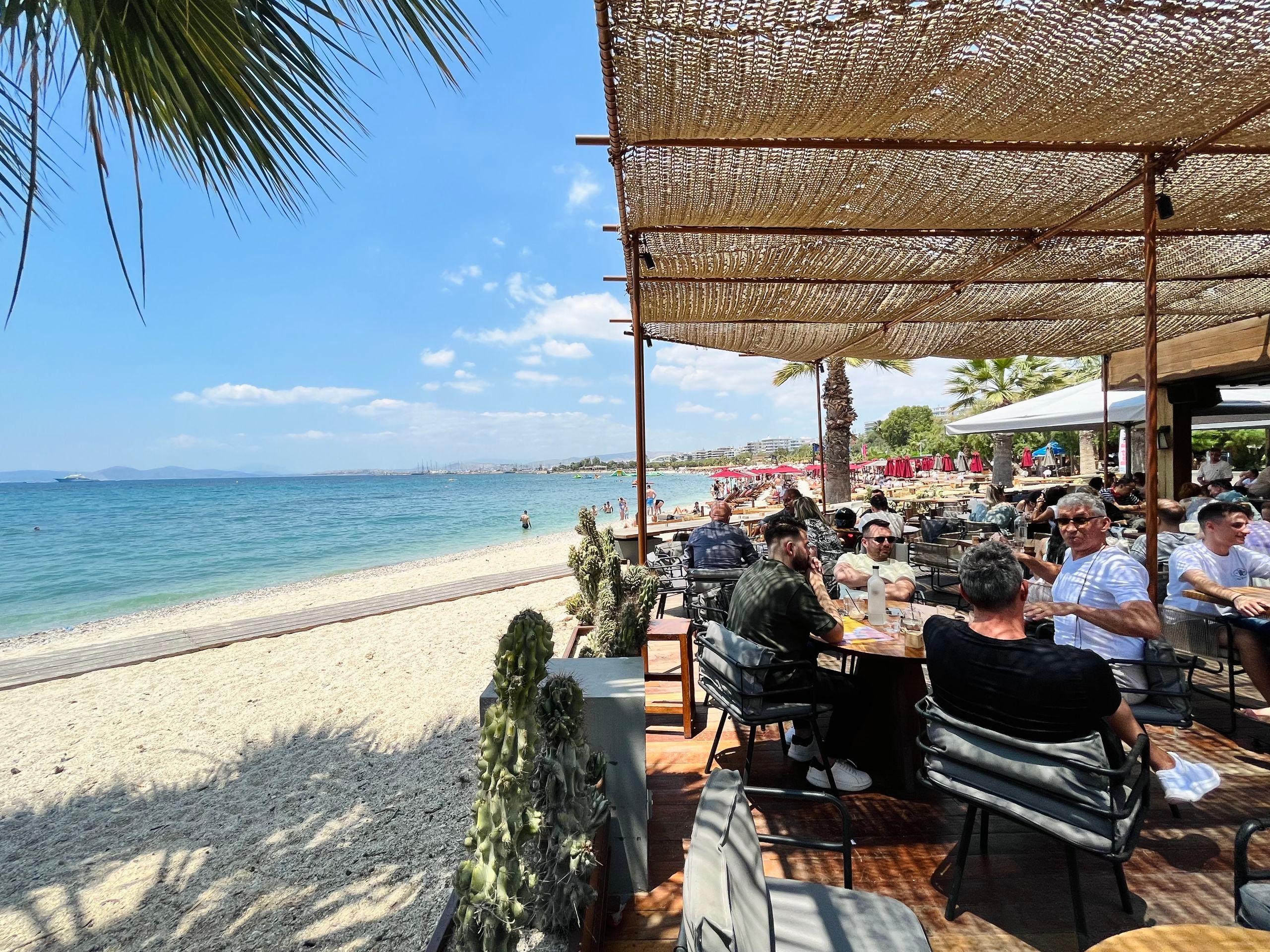 Beach bar generic de pe riviera ateniană, iunie 2023. Foto: Ioana Epure