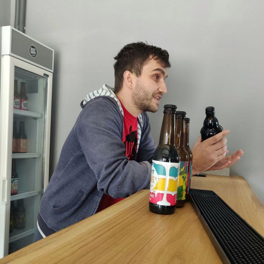 Radu Andrieș, de la Wicked Barrel, prezentând unor vizitatori o bere neagră maturată 14 luni în butoaie de Armagnac