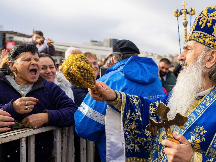 ÎPS Teodosie nu iese din biserică doar pentru slujba de Bobotează, în miezul iernii, ca în această fotografie, ci și pentru slujbe împotriva secetei. Foto: Inquam Photos / Costin Dincă