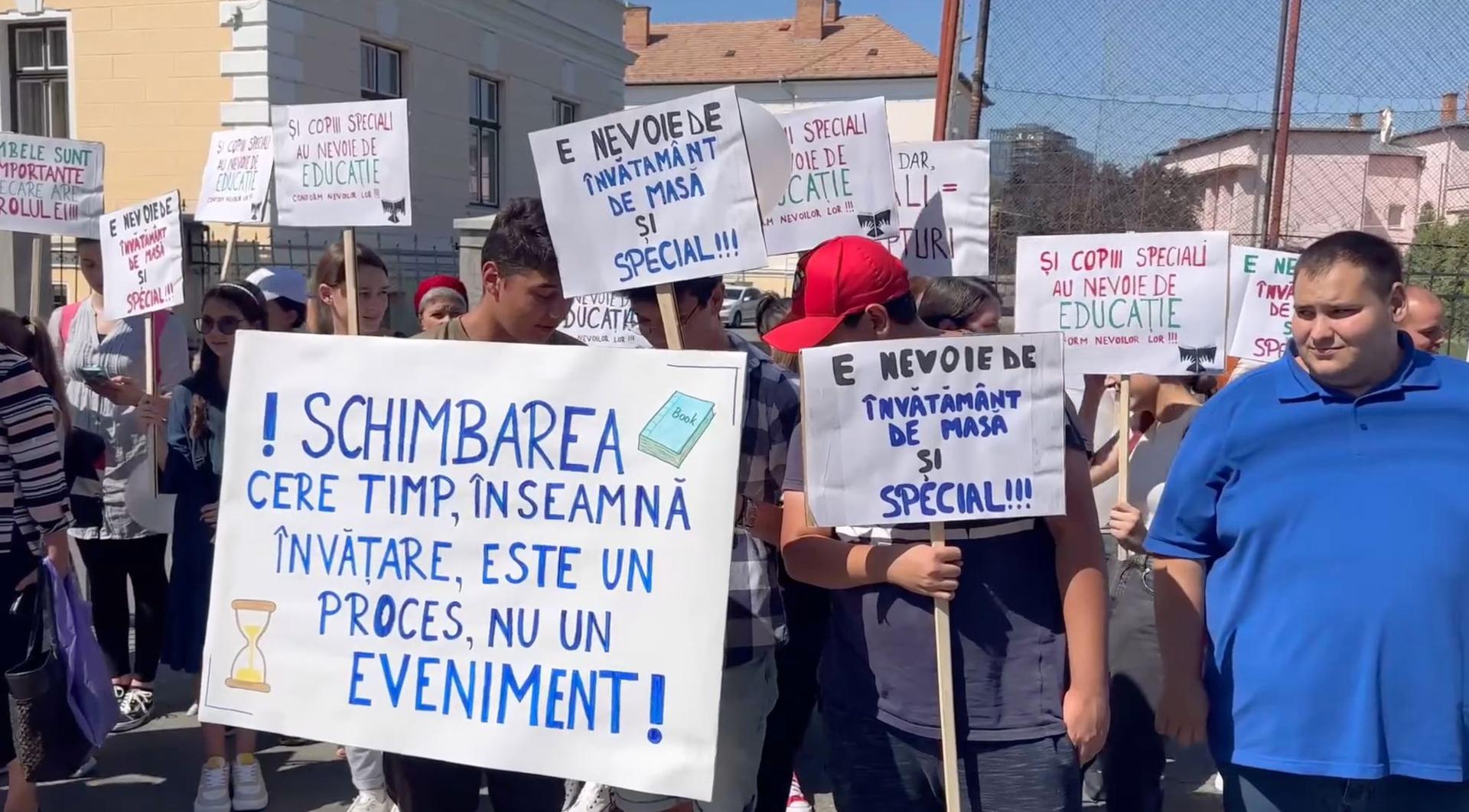Protest al părinților și elevilor cu nevoi speciale din Turda și Câmpia Turzii în fața inspectoratului școlar din Cluj, 6 septembrie 2023. Foto: captură ecran TurdaNews.ro