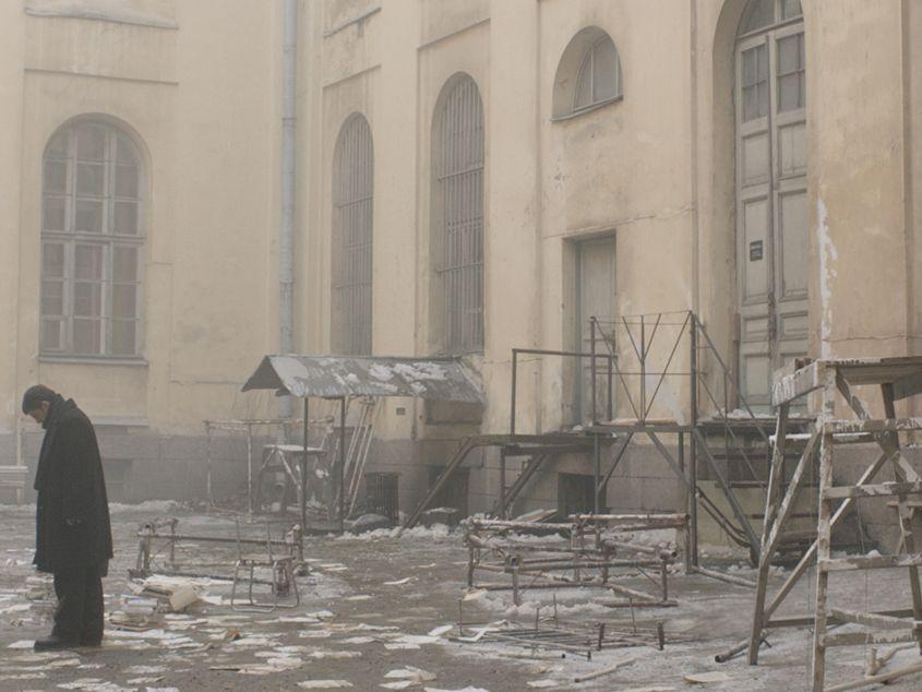 Serghei Dovlatov (interpretat de Milan Maric), în cimitirul literaturii.