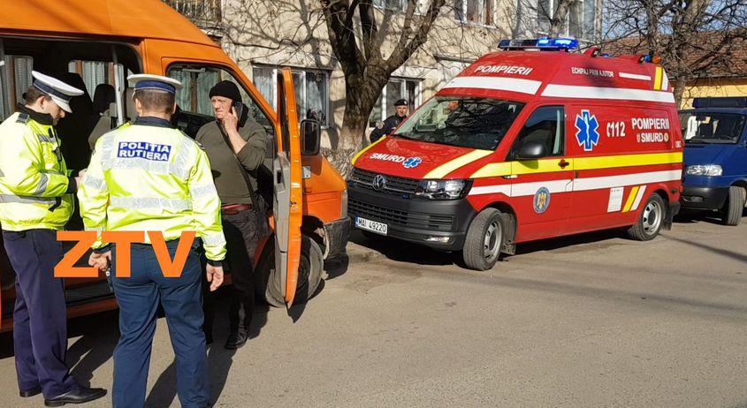 Gheorghe Gurzău, la câteva minute după accident. Microbuzul portocaliu este cel în care s-a produs tragedia. Sursa foto: ZTV