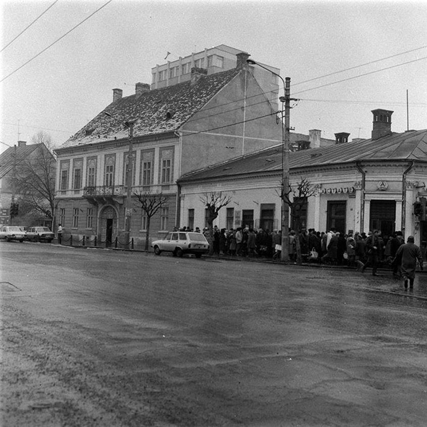 Coadă la un magazin de lactate, pe vremea lui Ceaușescu. Foto: Arhiva Minerva