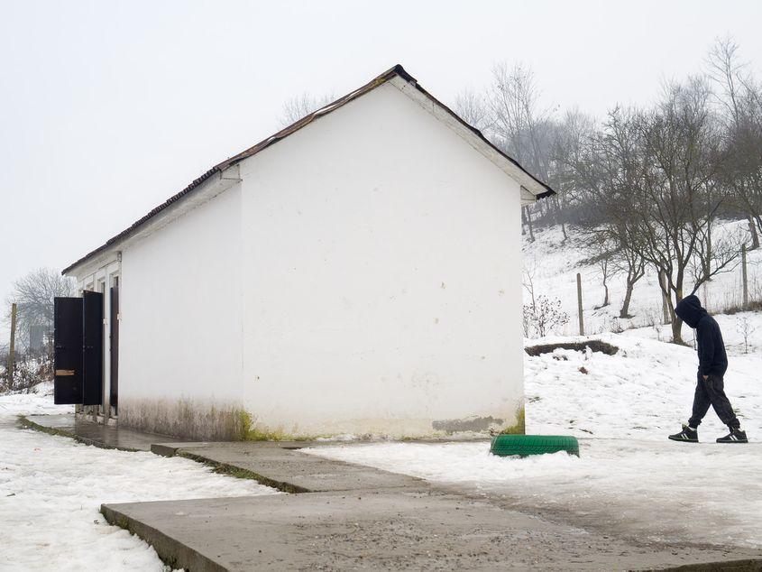 Grupul sanitar din curtea școlii din satul Nireș, judeţul Cluj. Fotografii: Raul Ștef