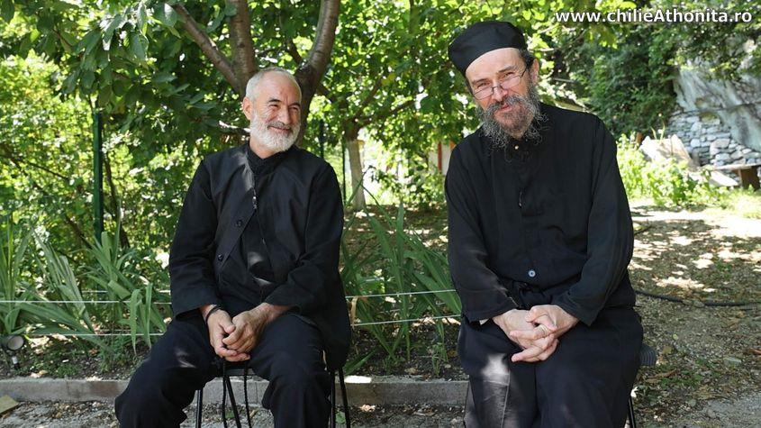 Omul de afaceri din Pitești Gheorghe Axinte în stânga, în dialog cu un călugăr despre filmul lui Ciprian Mega. 