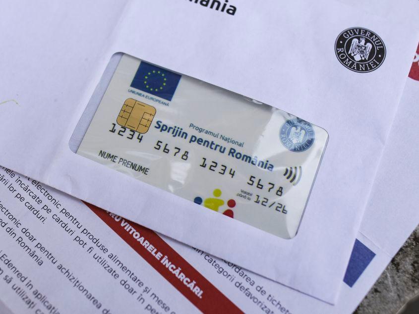 Card pe care sunt virate sumele aferente voucherelor sociale acordate de guvernul de coalitie PSD-PNL-UDMR, in Bucuresti, 1 iunie 2022. Inquam Photos / Octav Ganea