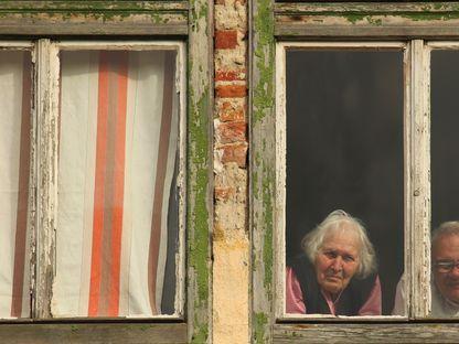 Non-știrile săptămânii: „înțeparea” devine obligatorie și statul lasă bătrânii fără case