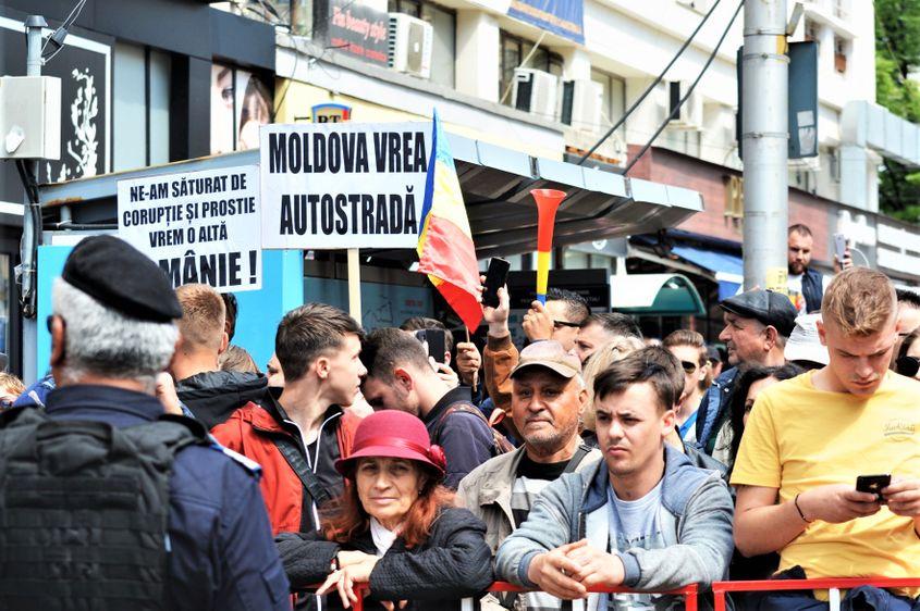 Mii de protestatari au fost ținuți de jandarmi departe de Piața Unirii din Iași, unde PSD a organizat un miting la 9 mai. Foto: Viorel Ilișoi