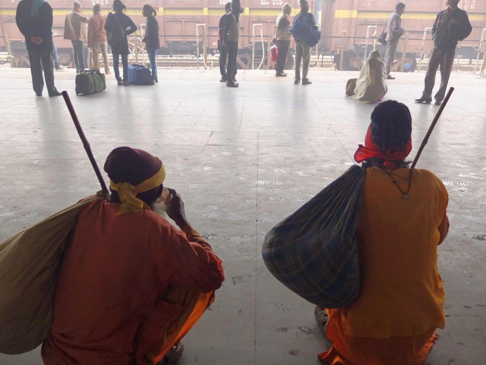 Doi pelerini pe peronul gării din Varanasi