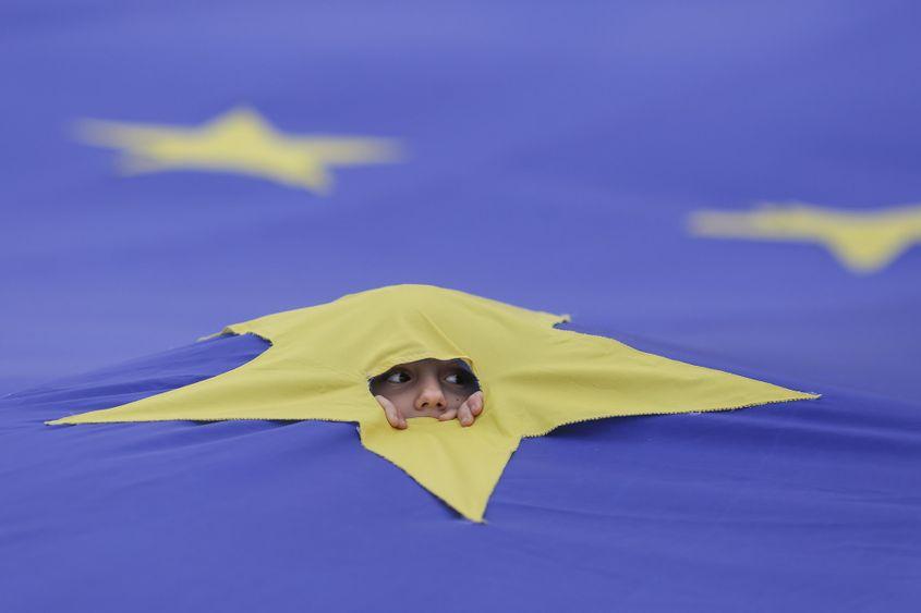 Persoane participă la un miting în Piața Victoriei cu ocazia împlinirii a 60 de ani de la înființarea Uniunii Europene. Sâmbătă, 25 martie 2017. Fotografie: Octav Ganea / Inquam Photos