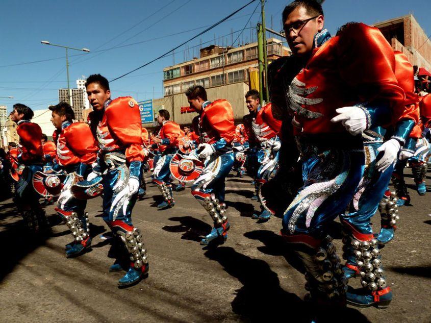 Bărbați dansând la Fiesta del Gran Poder, La Paz, Bolivia, 2012.