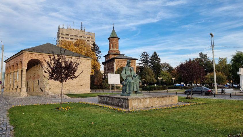 Casa Dosoftei, cu Biserica Sfântul Nicolae Domnesc și Hotel Moldova în fundal. Foto: Adrian Mihălțianu