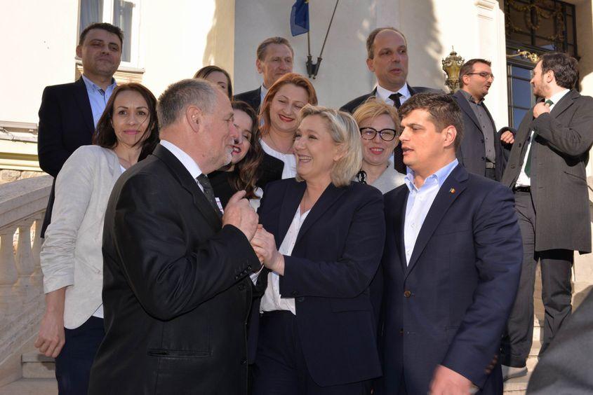 Generalul Chelaru, Marine Le Pen și Laurențiu Rebega.