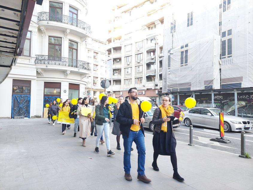 Câteva zeci de persoane au participat la București la primul marș pentru conștientizarea efectelor pe care le are endometrioza. foto: PressOne
