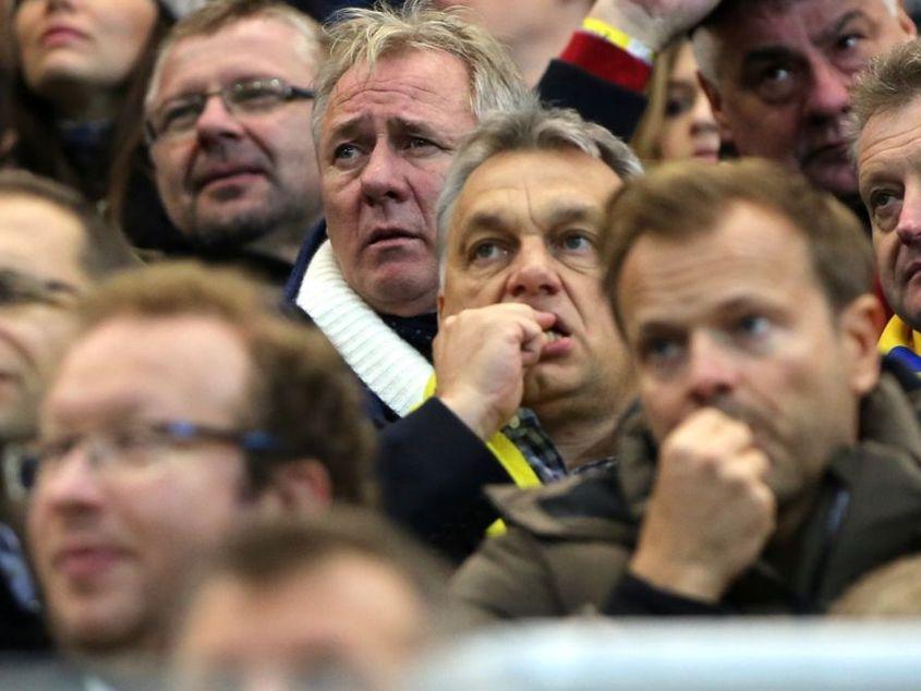 Premierul Viktor Orbán (în centru) şi omul de afaceri Oszkár Világi (în dreapta, cu chelie), la un meci de fotbal. Foto: Tony Stefunko ©