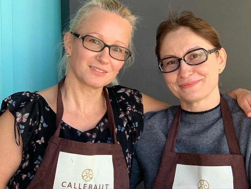 Oana Botezatu și Georgiana Neagu sunt cele două antreprenoare din spatele atelierului artizanal de dulciuri din Onești / Foto: facebook / arhitecturagustului