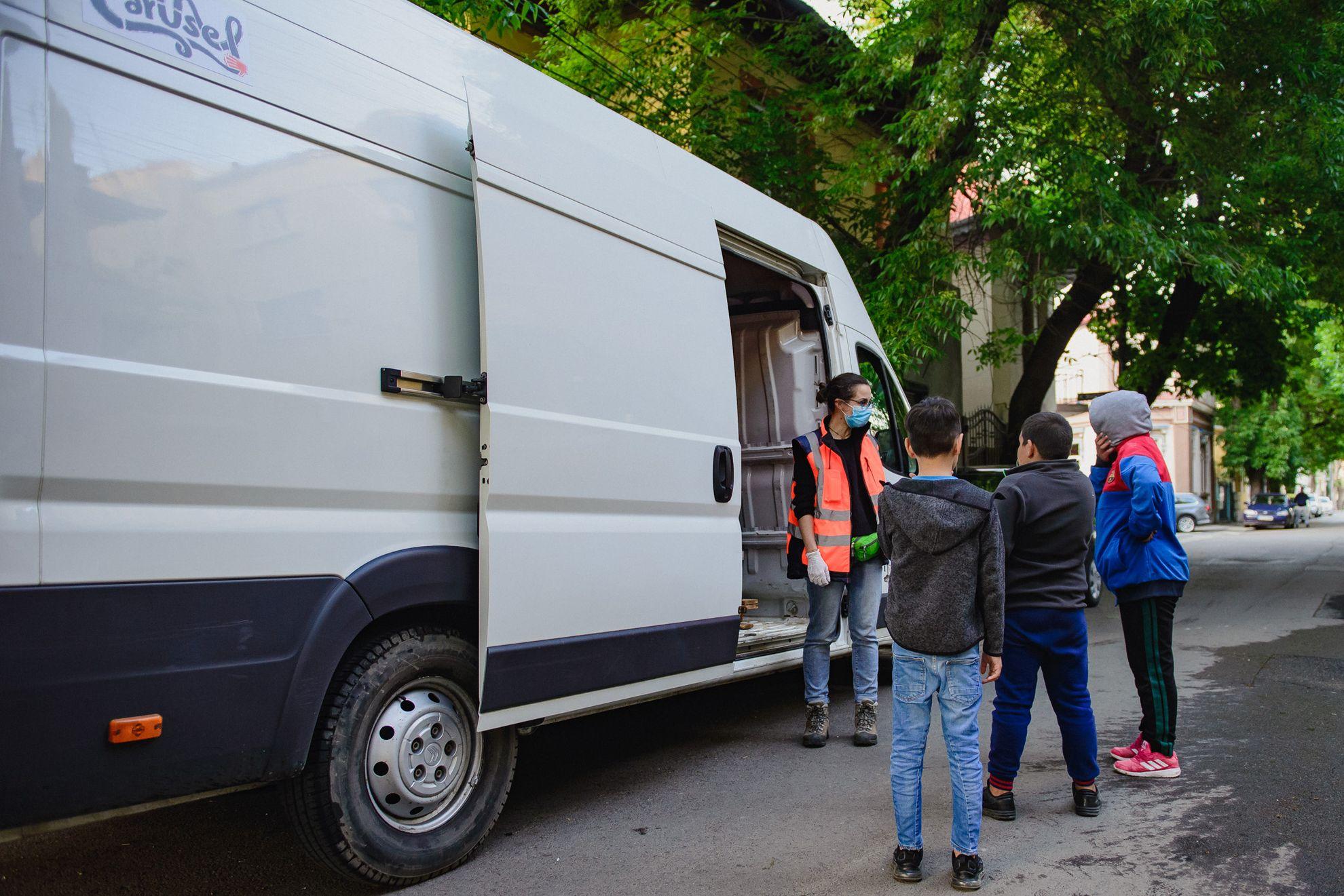 Trei dintre cele zece guri de hrănit ale unei familii din București, care a rămas fără sprijin.