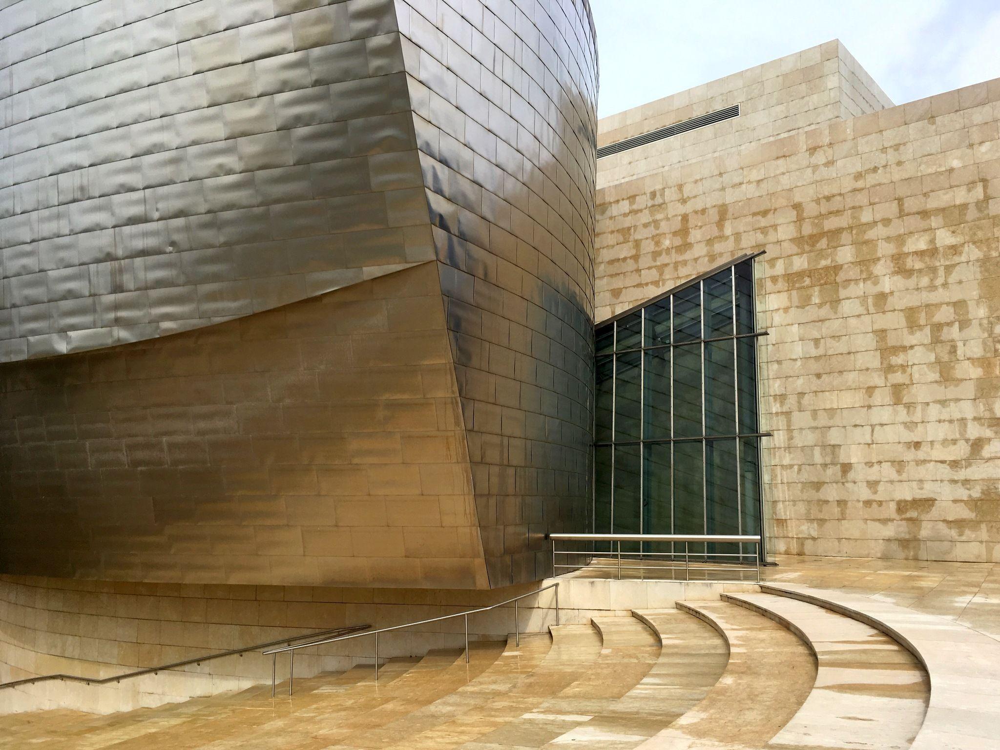 Detaliu Muzeul Guggenheim. O combinație de titan, calcar, inox și sticlă