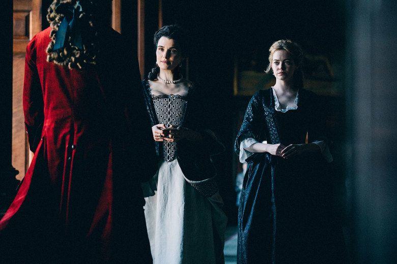 Lady Sarah (Rachel Weisz) și Abigail Masham (Emma Stone) se luptă pentru favorurile Reginei Anne. (Și pentru Oscarul acordat celei mai bune actrițe în rol secundar.)