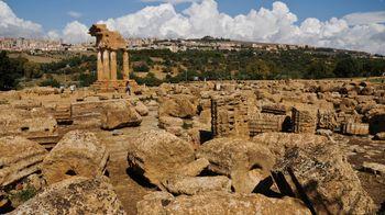 Fragmente de coloane din calcar ale ruinelor din Valle dei Templi, la Agrigento. Inițial, a fost colonie grecească şi s-a numit Akragas.

Asediat de cartaginezi în 406 î.Hr., orașul a fost cucerit de romani în 261 î.Hr..