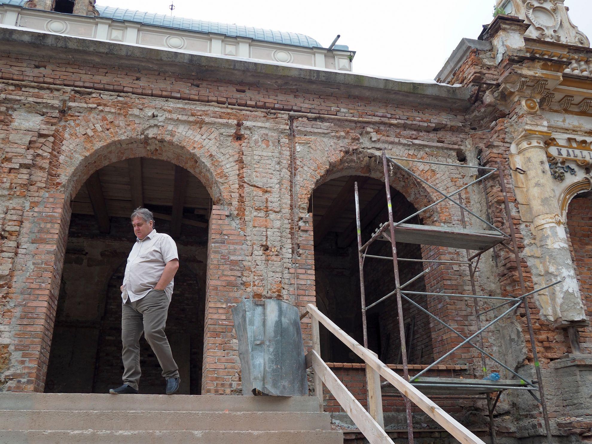 Domnul Macovei Mihai, șef de șantier, pe treptele clădirii în plin proces de restaurare. Cazinoul Băilor este un proiect complex, implicând o energie uriașă. 