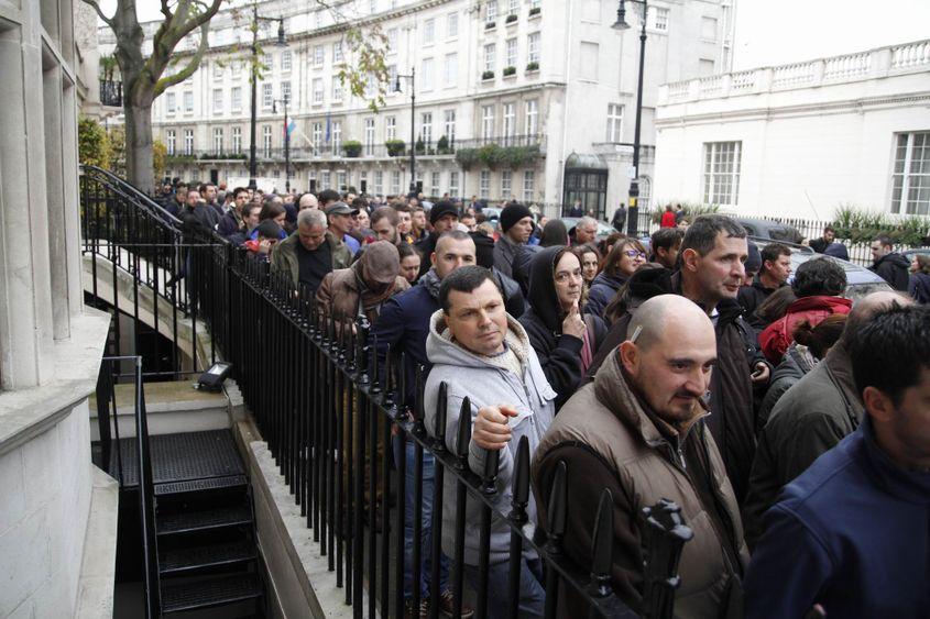 Sute de persoane stau la coada la o secție de votare din Londra, duminică, 16 noiembrie 2016. Inquam Photos / Adriana Neagoe