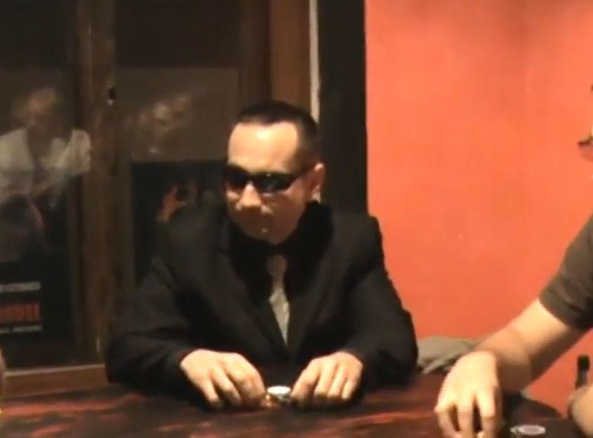 Csigi Levente, în timpul unei partide de poker dintr-un bar clujean (captură YouTube)