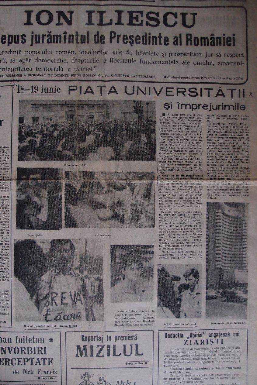 Dumitru Tudor este surprins într-o fotografie de ziar, purtând o pancartă cu „Greva tăcerii”, la învestirea președintelui Iliescu. Foto: Arhiva personală