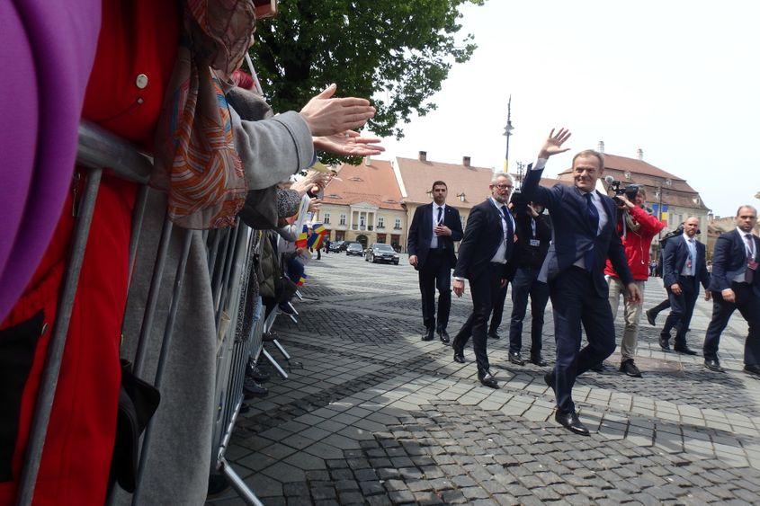 Donald Tusk a făcut turul Pieței Mari, înainte de Summit. Foto: Bianca Felseghi (c)