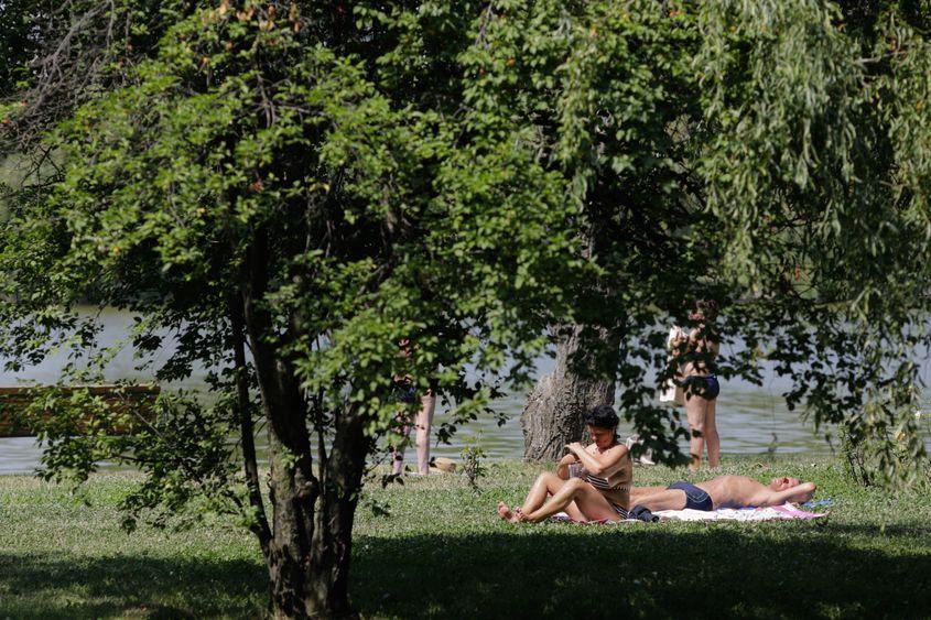 Persoane fac plajă într-un parc din București, 18 iulie 2023. Foto: Inquam Photos/George Călin