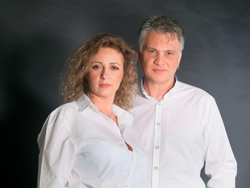 Adepți ai practicilor holistice, Mihai Onilă și soția lui, Laura, promit posibilitatea vindecării oricărei afecțiuni sau boală prin terapia energetică. Foto: Facebook/MihaiOnilaTerapeutReiki