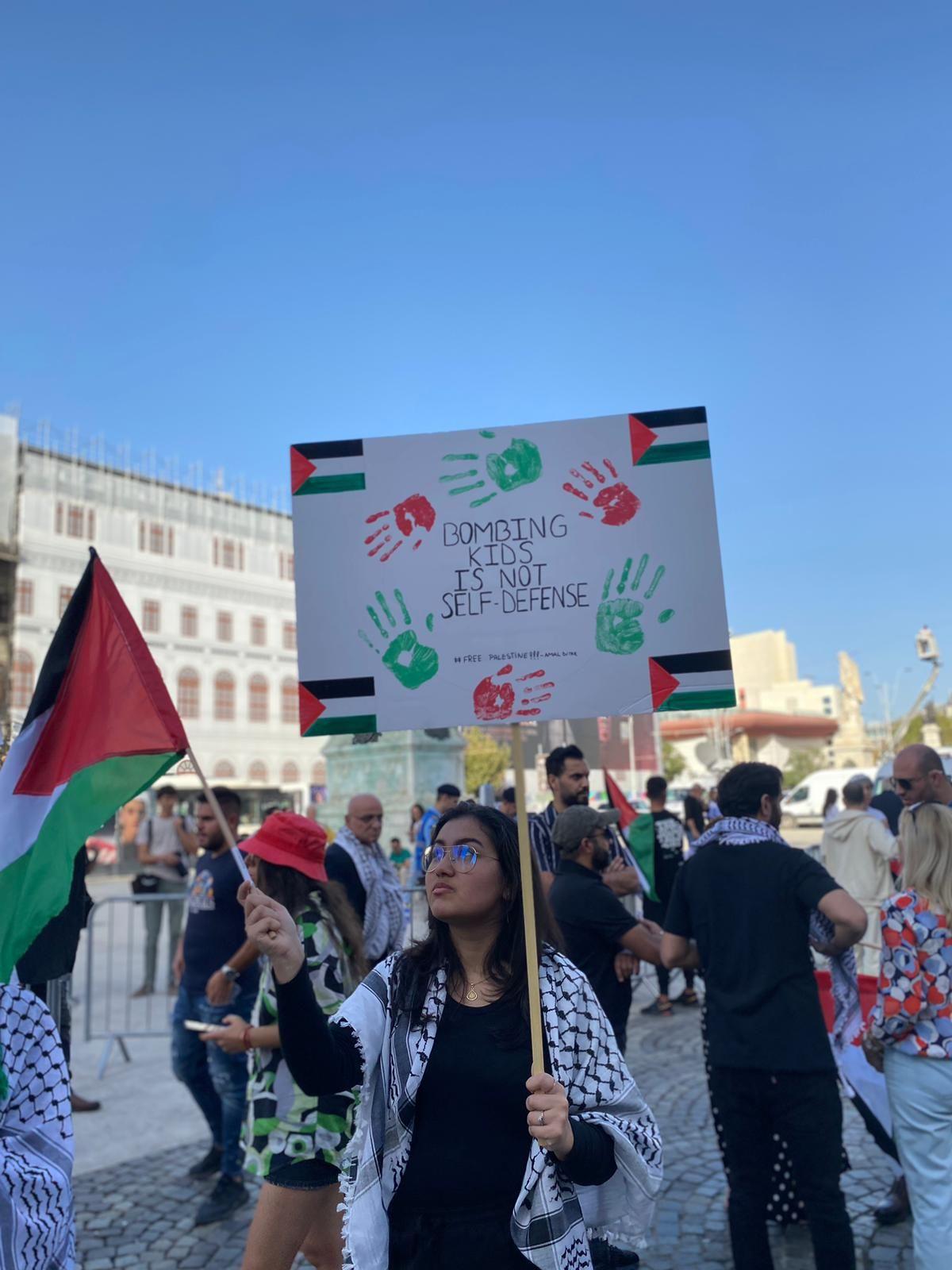 Protestul comunității palestiniene a avut loc sâmbătă, 21 octombrie, în Piața Universității. Foto: Luiza Popovici