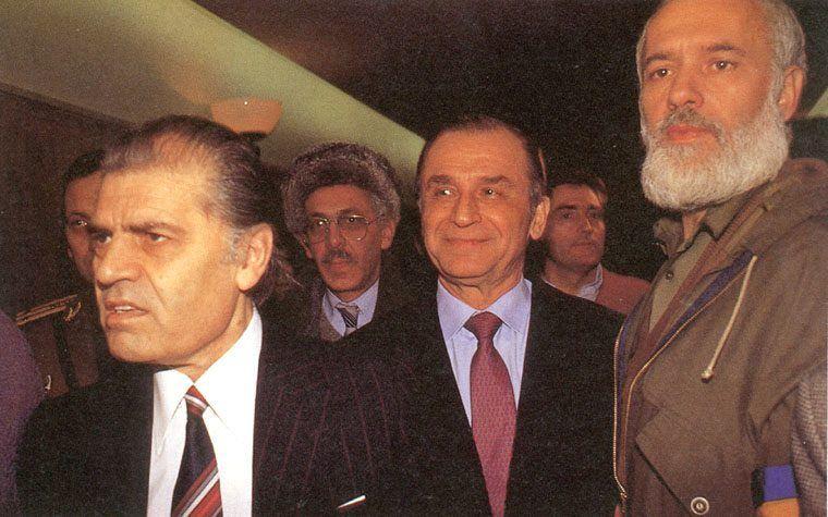 Câţiva dintre cei care au preluat puterea în 1989: Dumitru Mazilu, Ion Iliescu şi Gelu Voican Voiculescu. În planul doi este şi Petre Roman.
