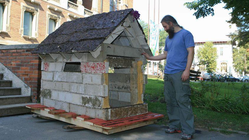 În 2010, Răzvan a construit o căsuță din hârtie.