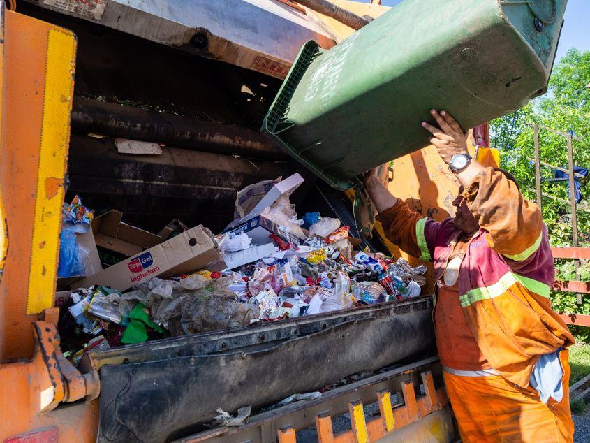 O bună parte din sticlele de plastic de tip PET ajung la gunoi, din cauza unei sortări făcute greșit. Foto: Raul Ștef