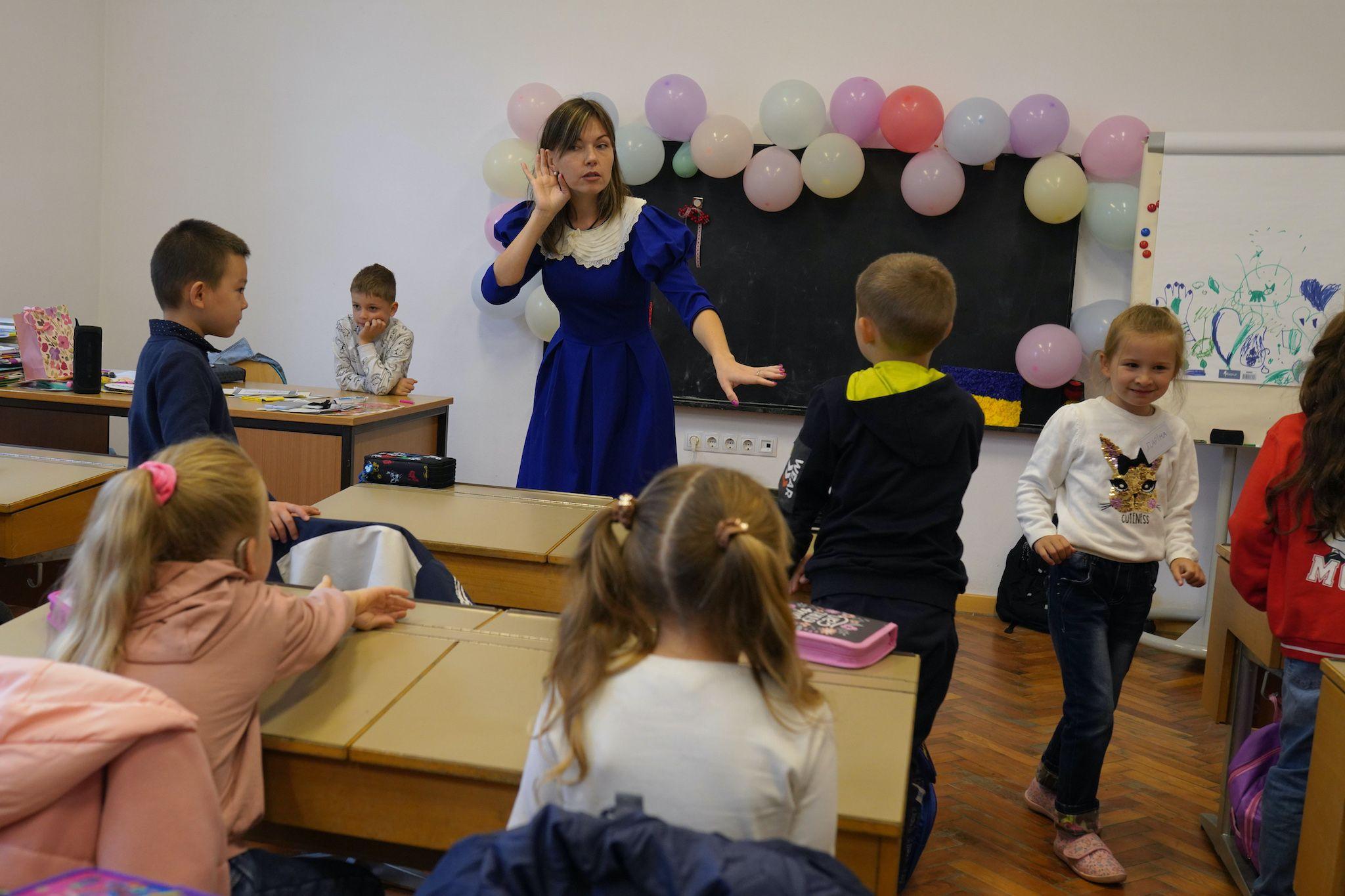 Katerina Mikolaevna Popova în timpul orelor la clasa I, in Sibiu, pe 3 octombrie 2022. Foto: Andreea Câmpeanu