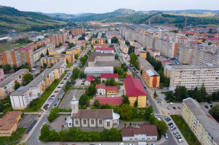 Reabilitarea Aleii Dacia și a întregii zone “Inelar”. Proiectul include plantarea a 165 arbori, 3 noi parcări cu 350 de locuri, modernizarea iluminatului public, refacerea integrală a trotuarelor și a carosabilului. Foto: Ioan Popa