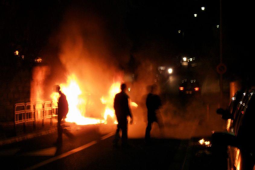 Incendierea unei mașini în timpul revoltelor din noiembrie 2005 din suburbiile Parisului. Poissy, Franța. Foto Lucian Muntean